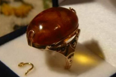 "Antique 14K Rose Gold Ring Adorned with Amber" vrab011 vrab011