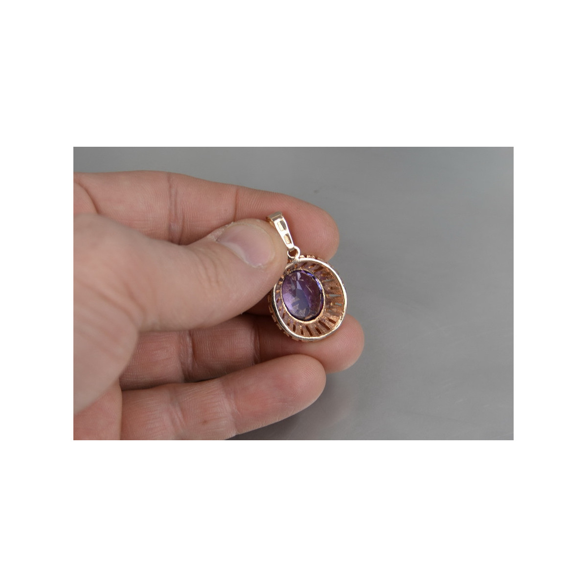 Pendentif en or rose vintage avec rubis, zircon, améthyste, émeraude, saphir, péridot jaune et alexandrite vpc007