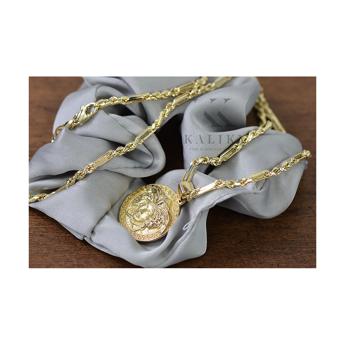 Chaîne en or 14 carats style médaille grecque Versace & Corda Figaro cpn049y&cc082y